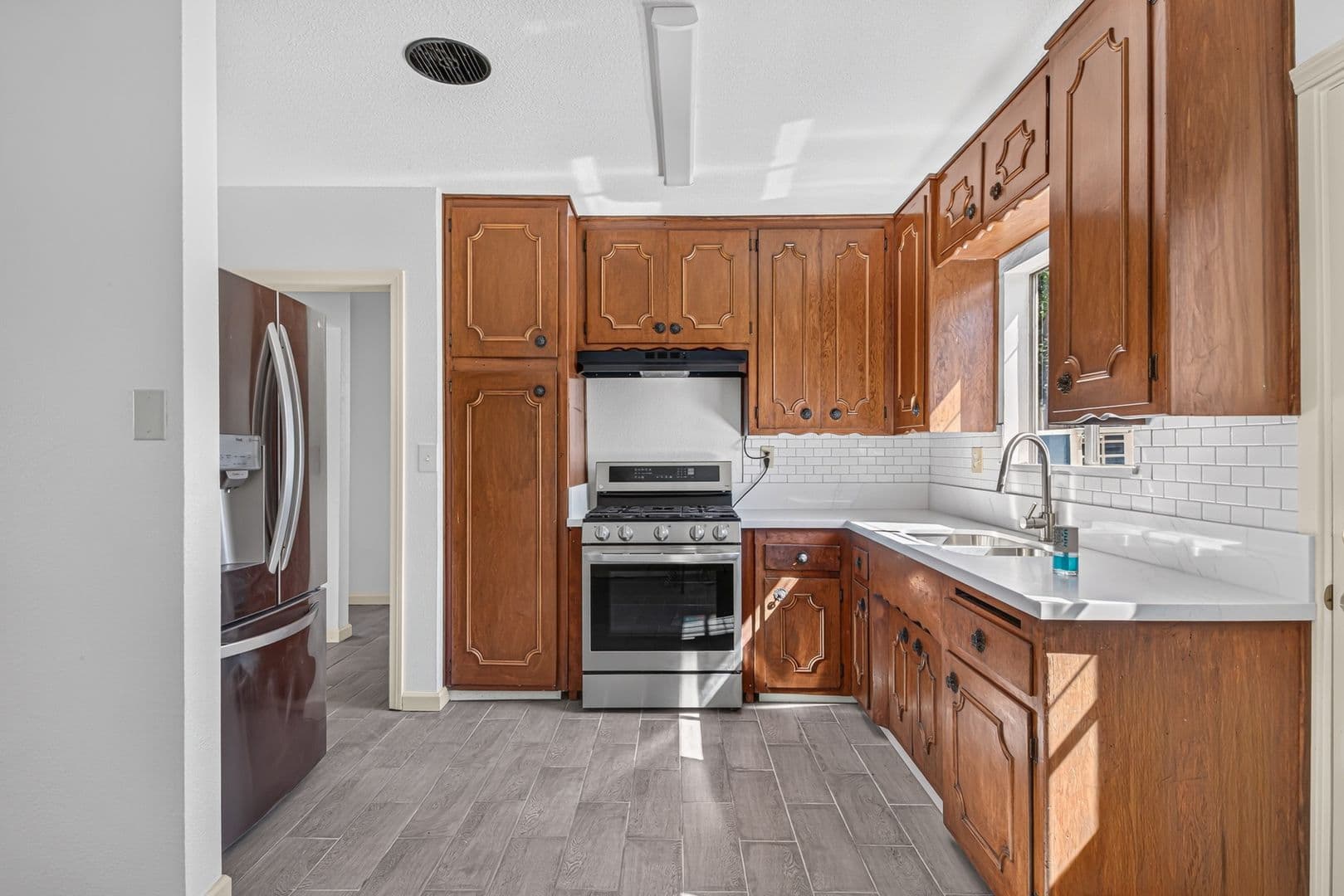 Long Beach Apartment: 328 E 49th St