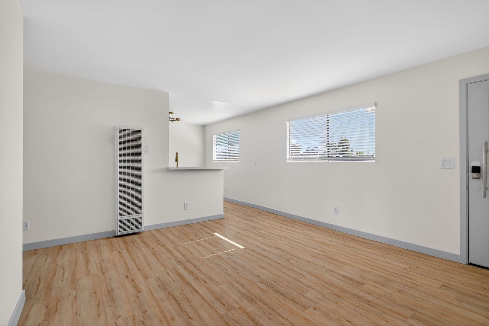 Long Beach Apartment: 921 Alamitos Ave.