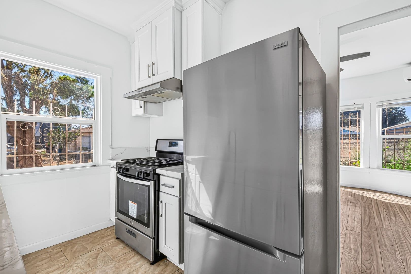 Long Beach Apartment: 1331 W 19th St