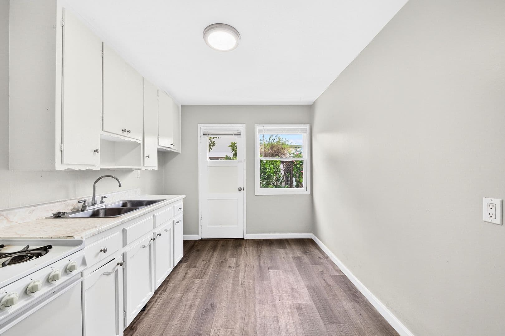 Long Beach Apartment: 445 W 15th St