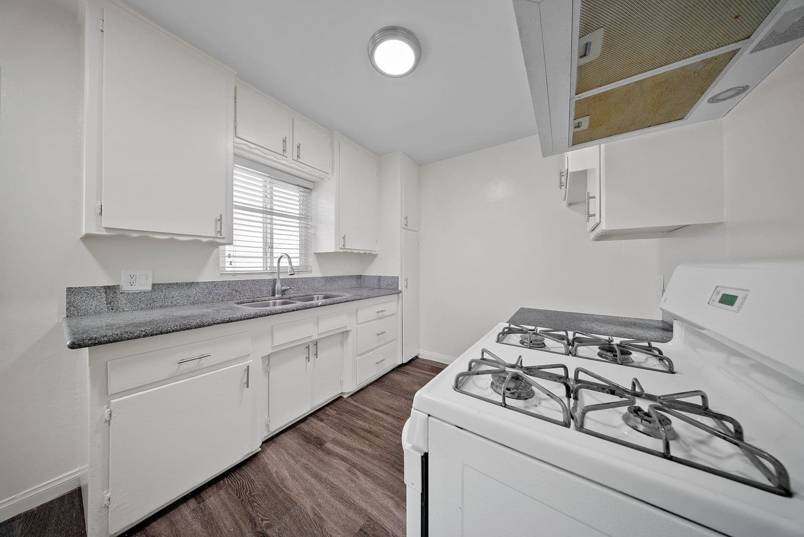 Long Beach Apartment: 1577 Pine Avenue