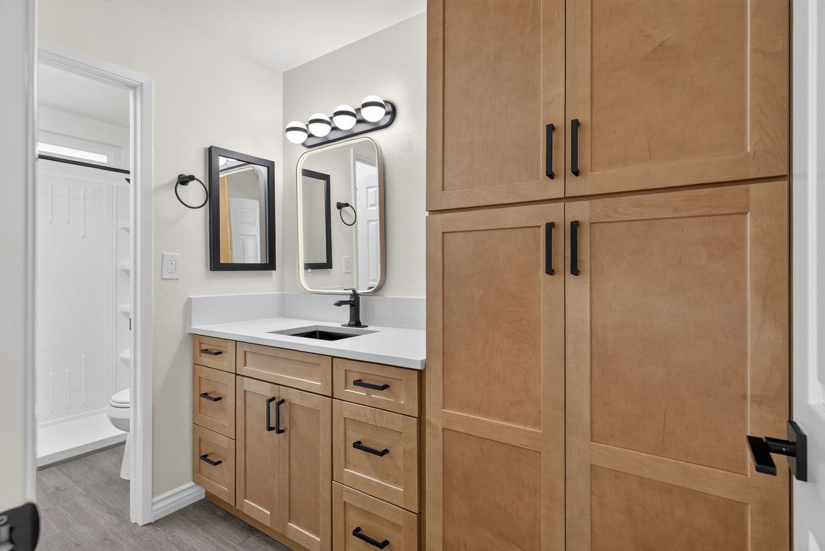 Long Beach Apartment: 648 Coronado Ave #A