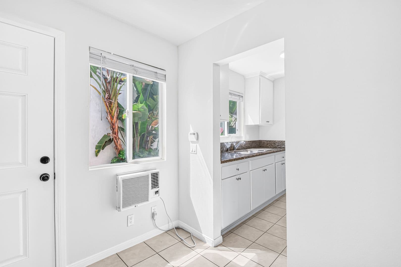 Long Beach Apartment: 67 Alamitos Ave