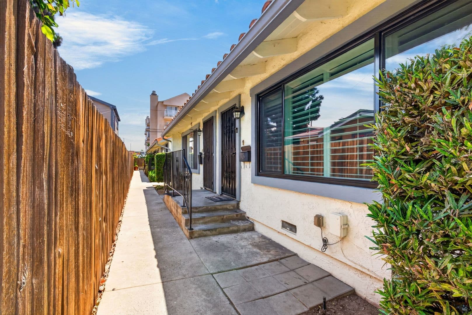Long Beach Apartment: 648 Coronado Ave #A