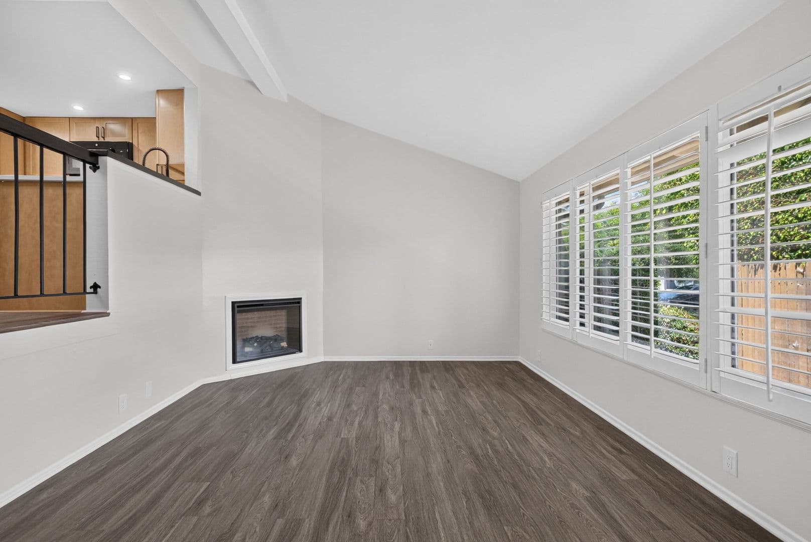 Long Beach Apartment: 648 Coronado Ave #A