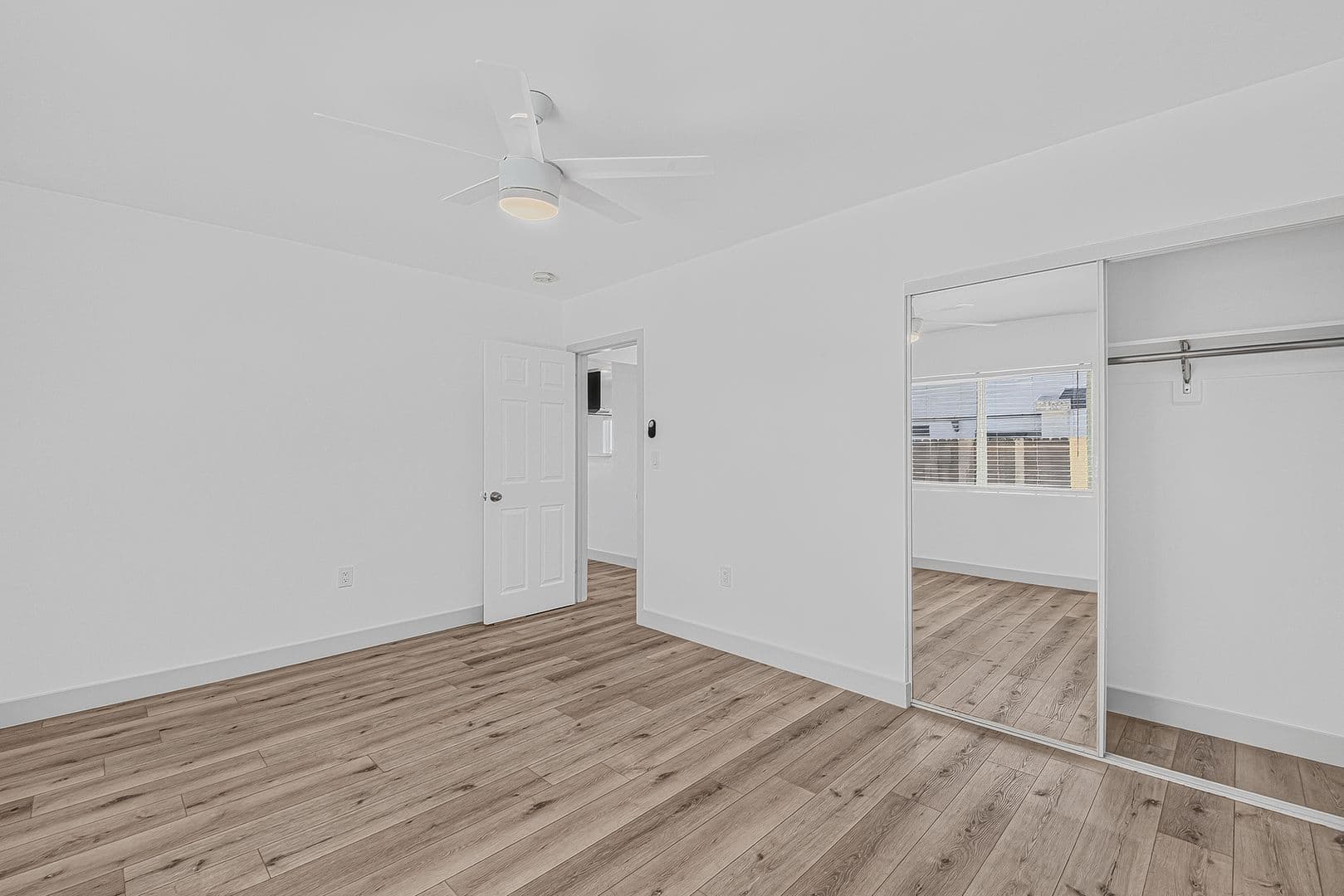 Long Beach Apartment: 933 Alamitos Ave