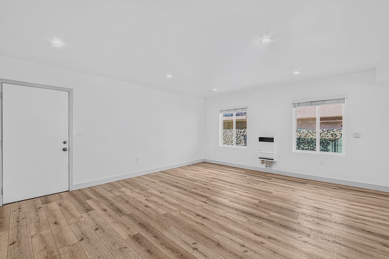 Long Beach Apartment: 933 Alamitos Ave