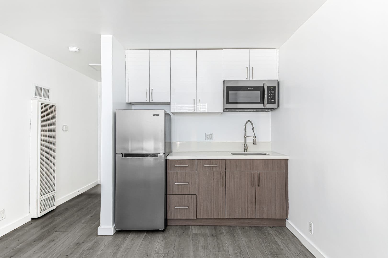Los Angeles Apartment: 5005 August St