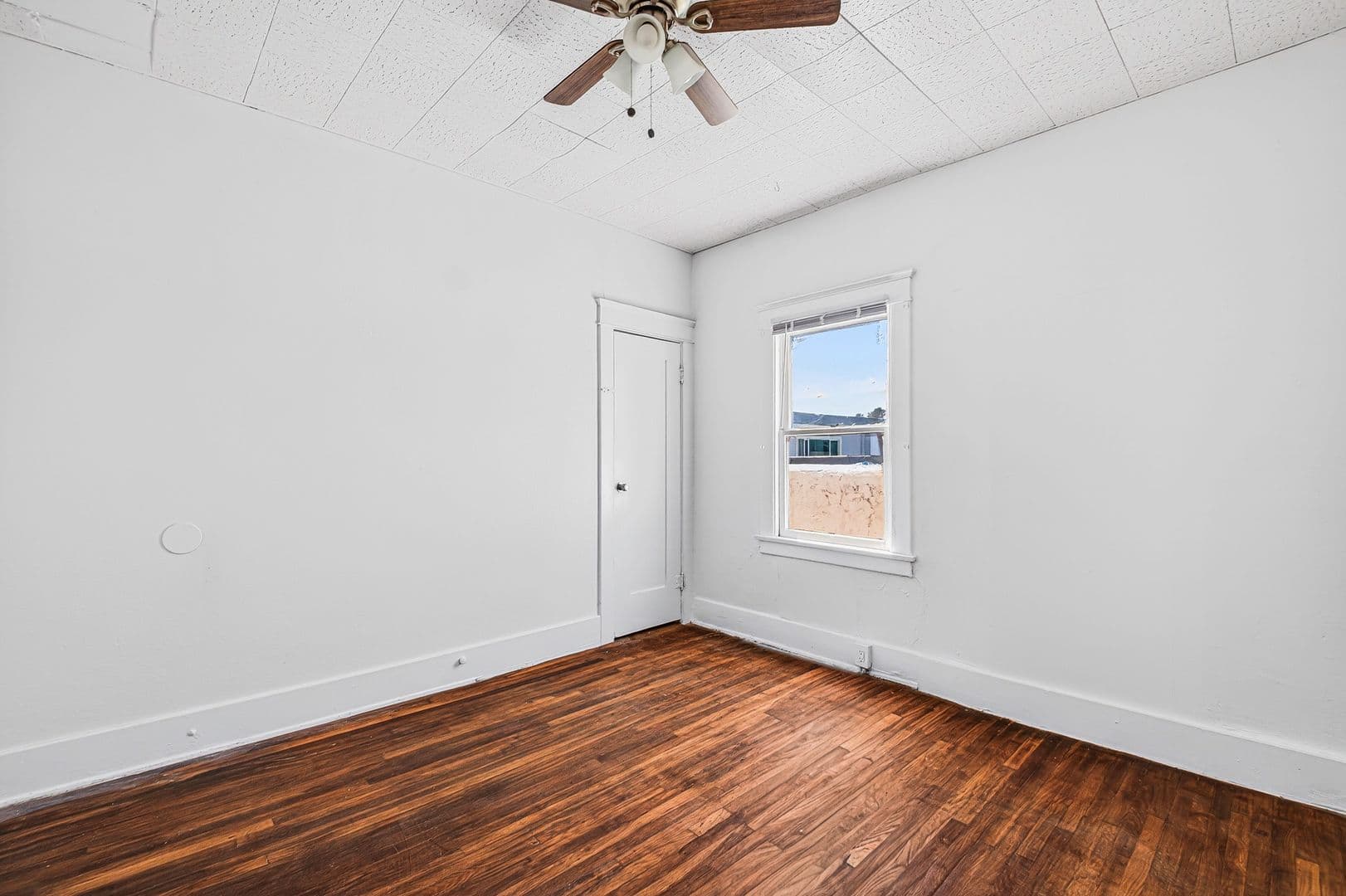 Long Beach Apartment: 1045 E 4th Street