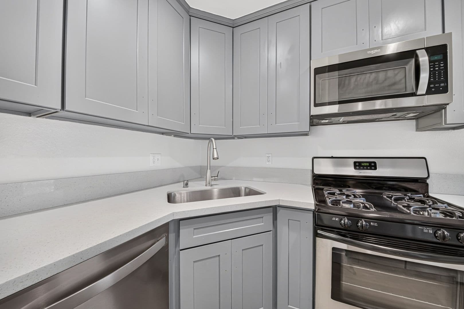 Long Beach Apartment: 526 Lime Avenue