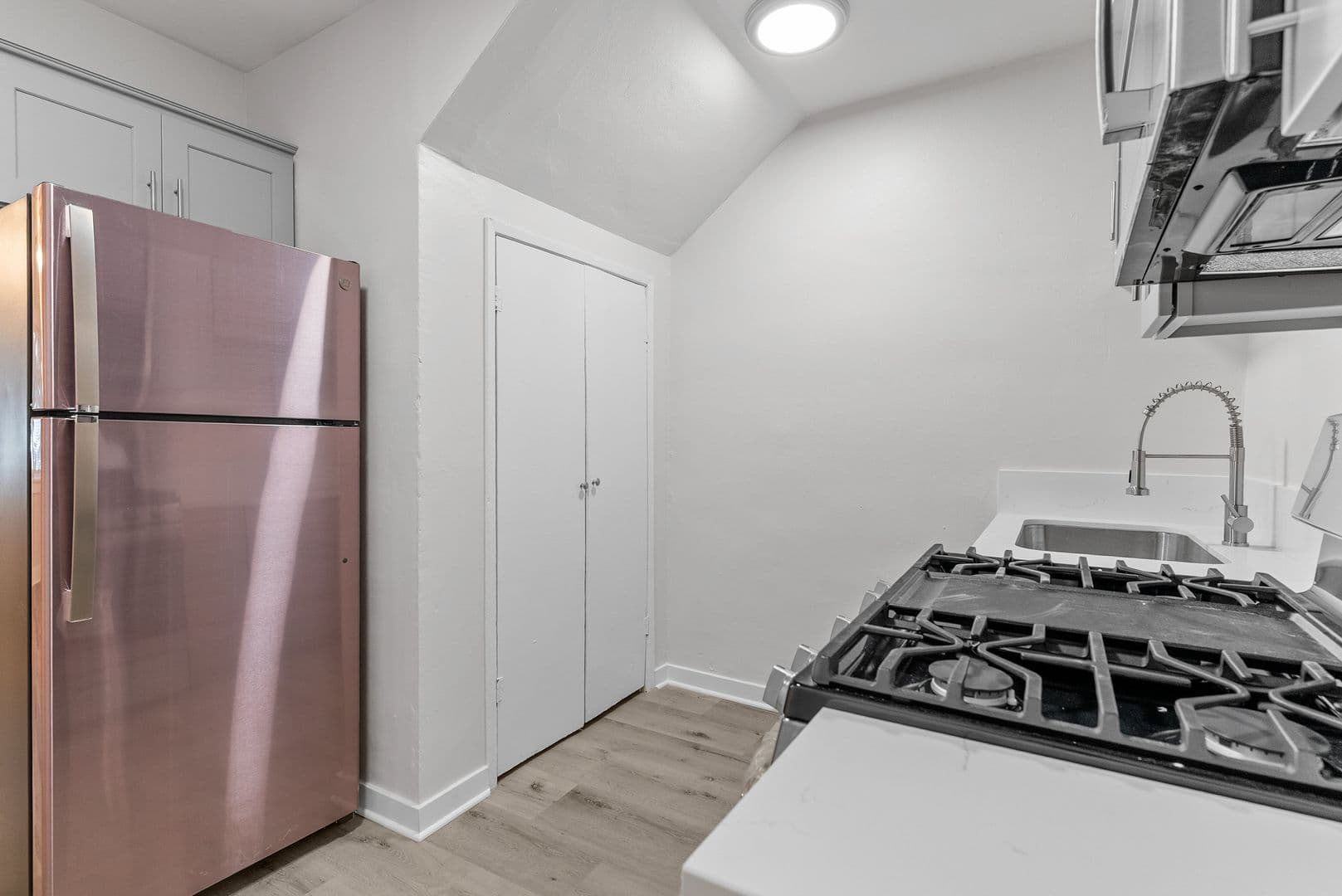 Long Beach Apartment: 736 Olive Avenue