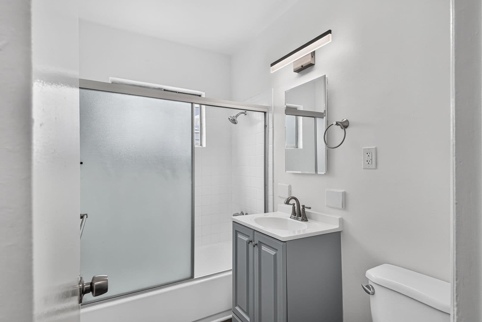 Long Beach Apartment: 477 E South Street