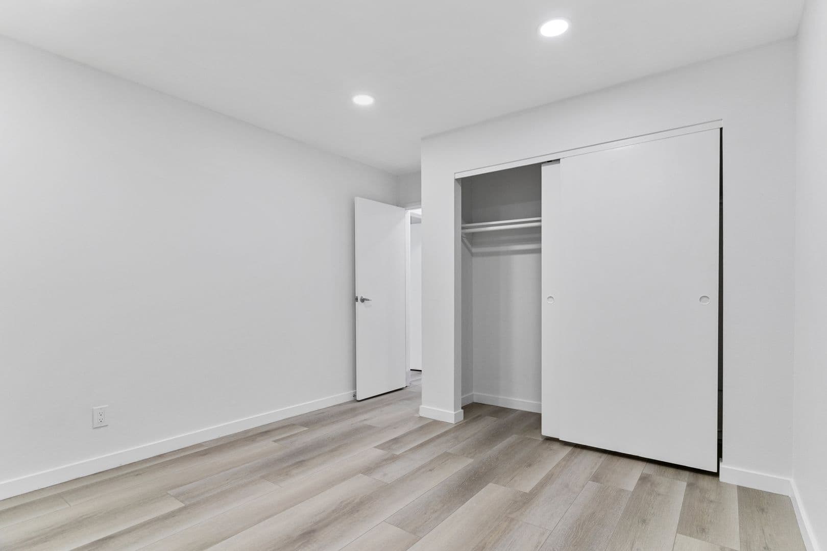Long Beach Apartment: 908 Roswell Avenue