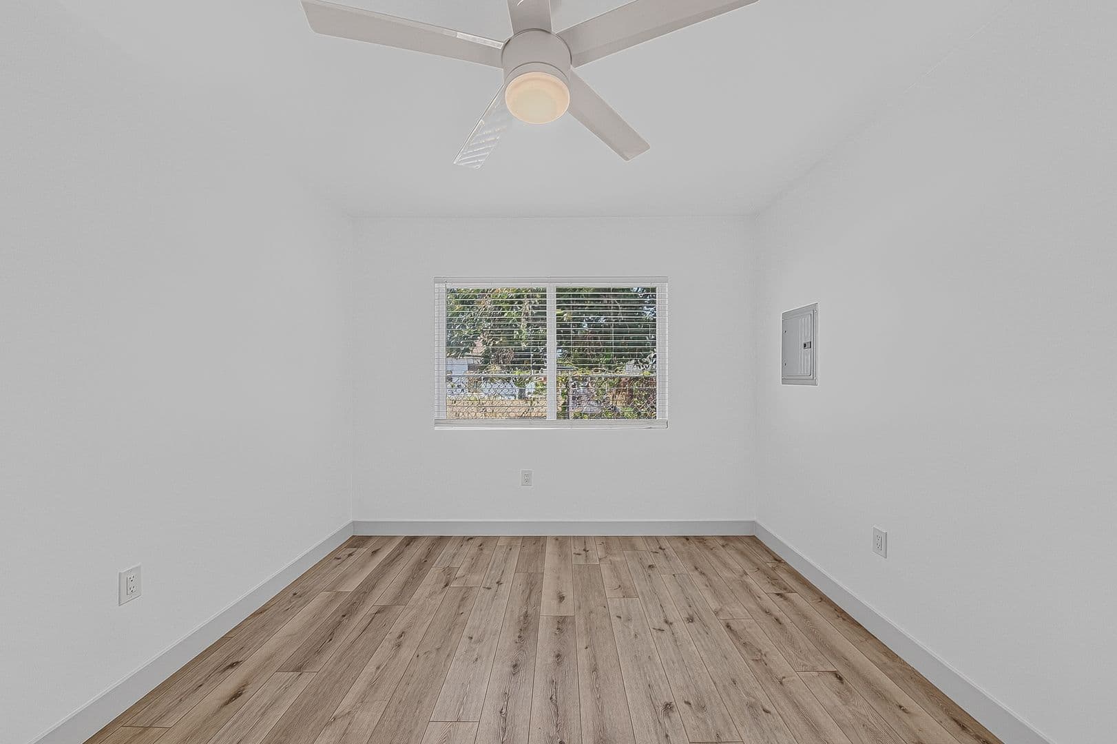 Long Beach Apartment: 933 Alamitos Ave