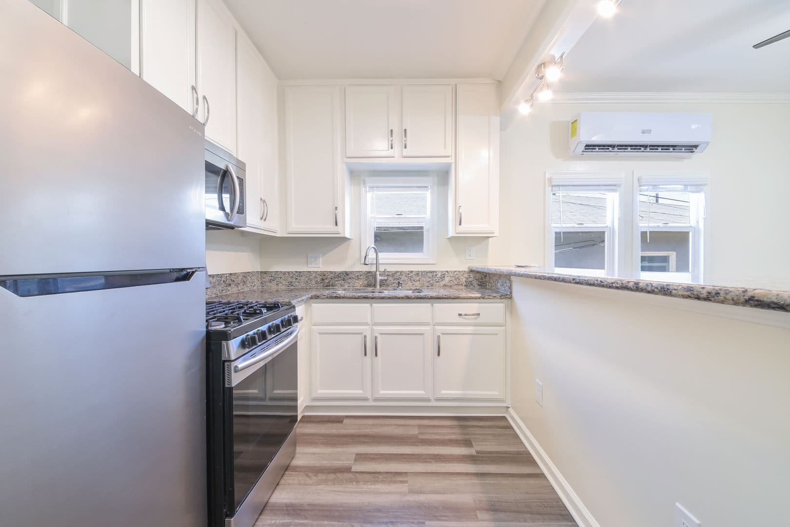 Long Beach Apartment: 1631 E 4th St