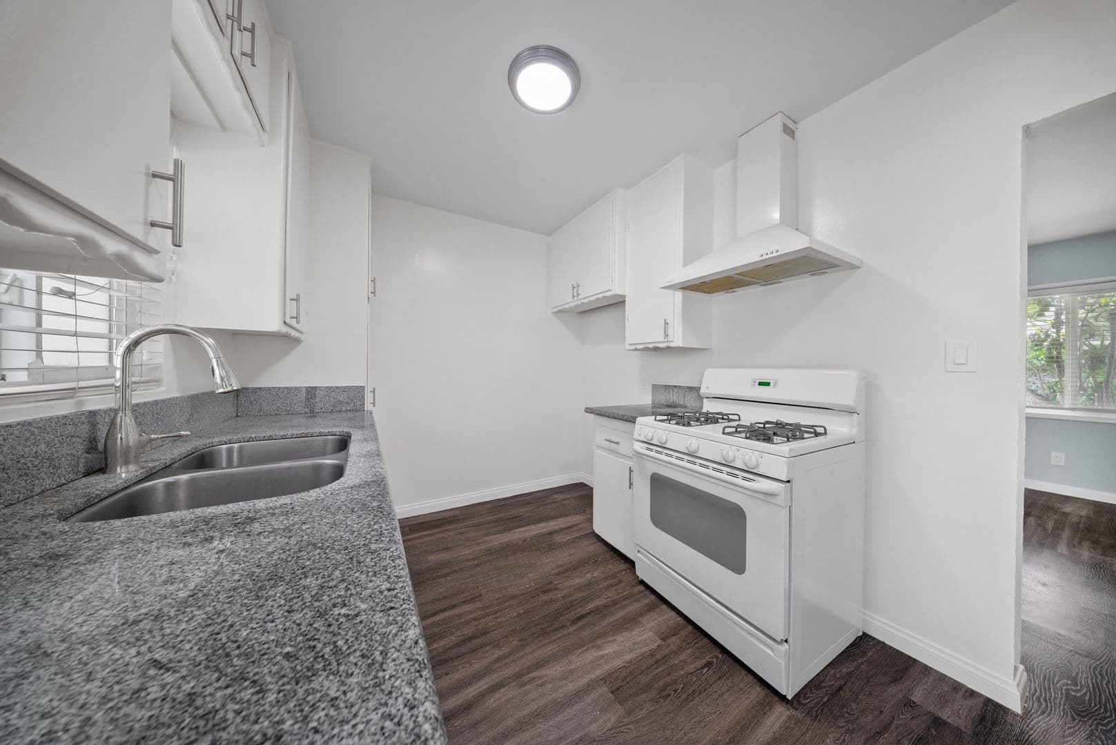 Long Beach Apartment: 1577 Pine Avenue