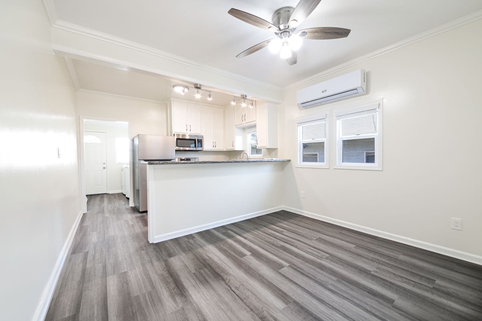Long Beach Apartment: 1631 E 4th St