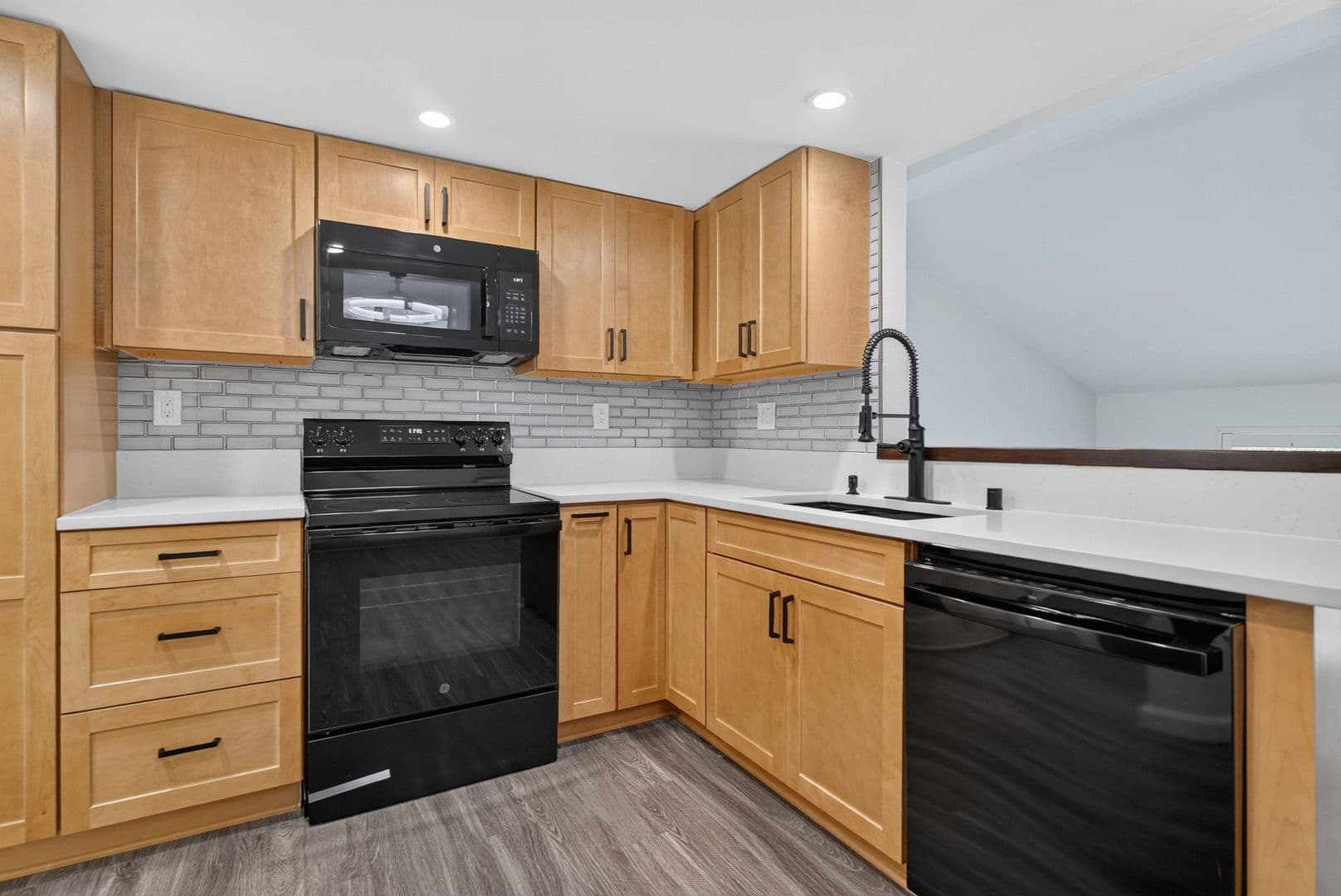 Long Beach Apartment: 648 Coronado Ave #A