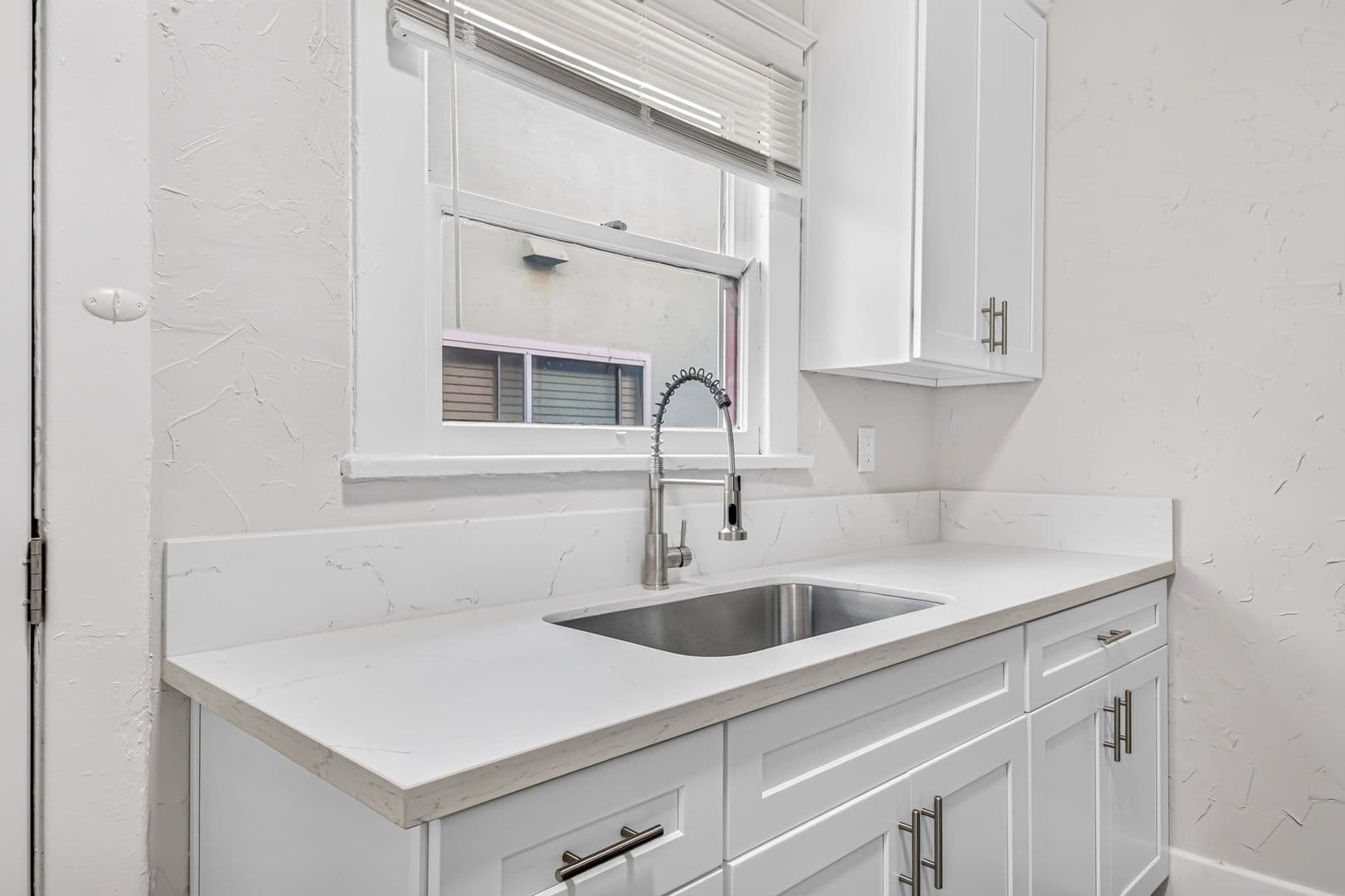 Long Beach Apartment: 1045 E 4th Street