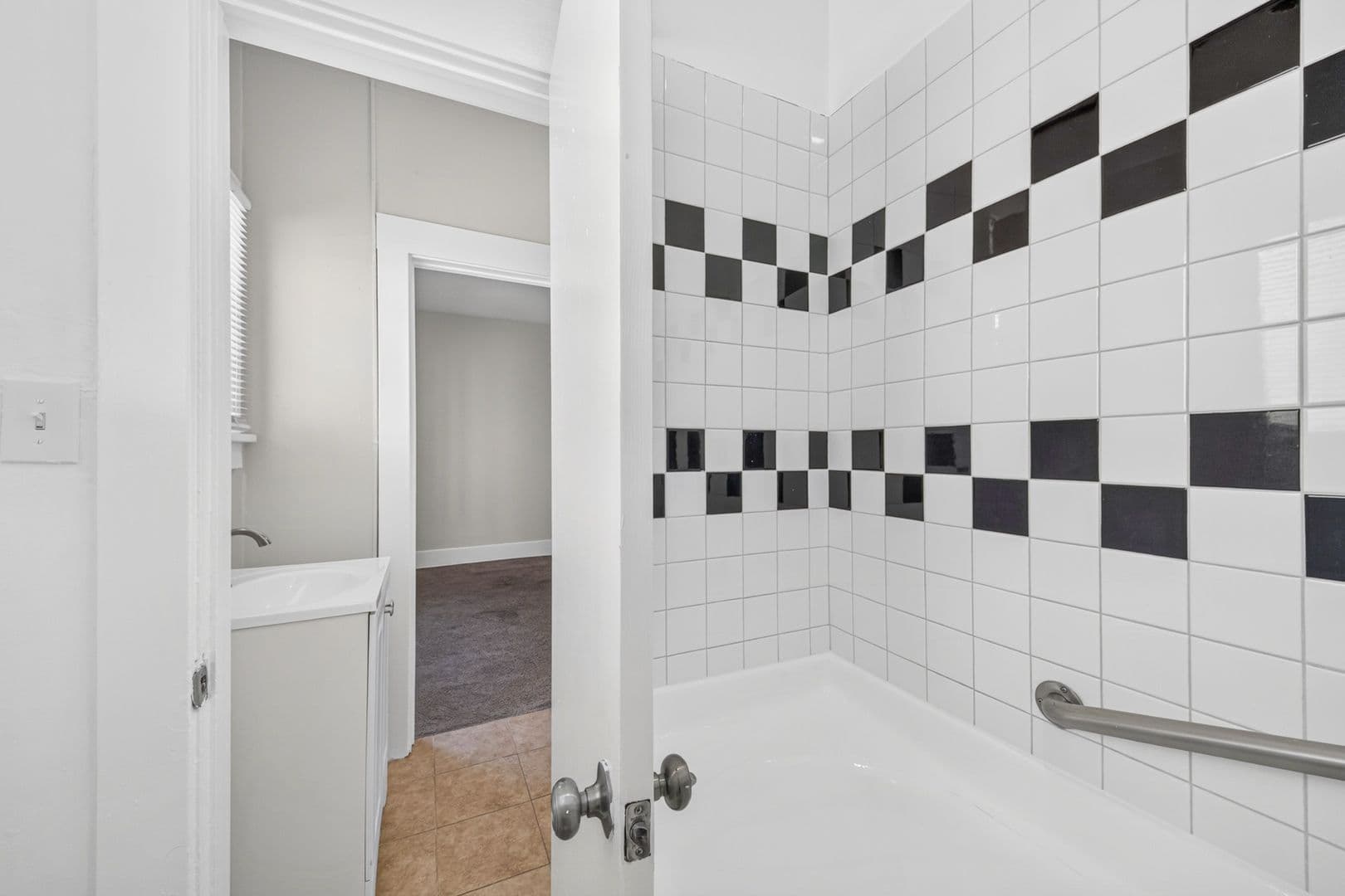 Long Beach Apartment: 1074 Obispo Ave
