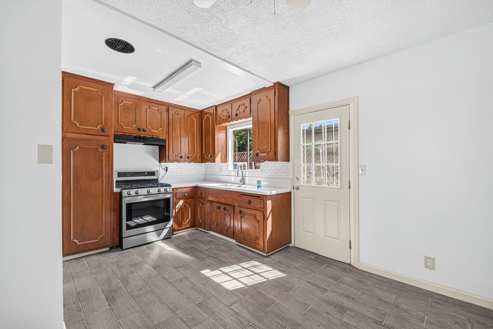 Long Beach Apartment: 328 E 49th St