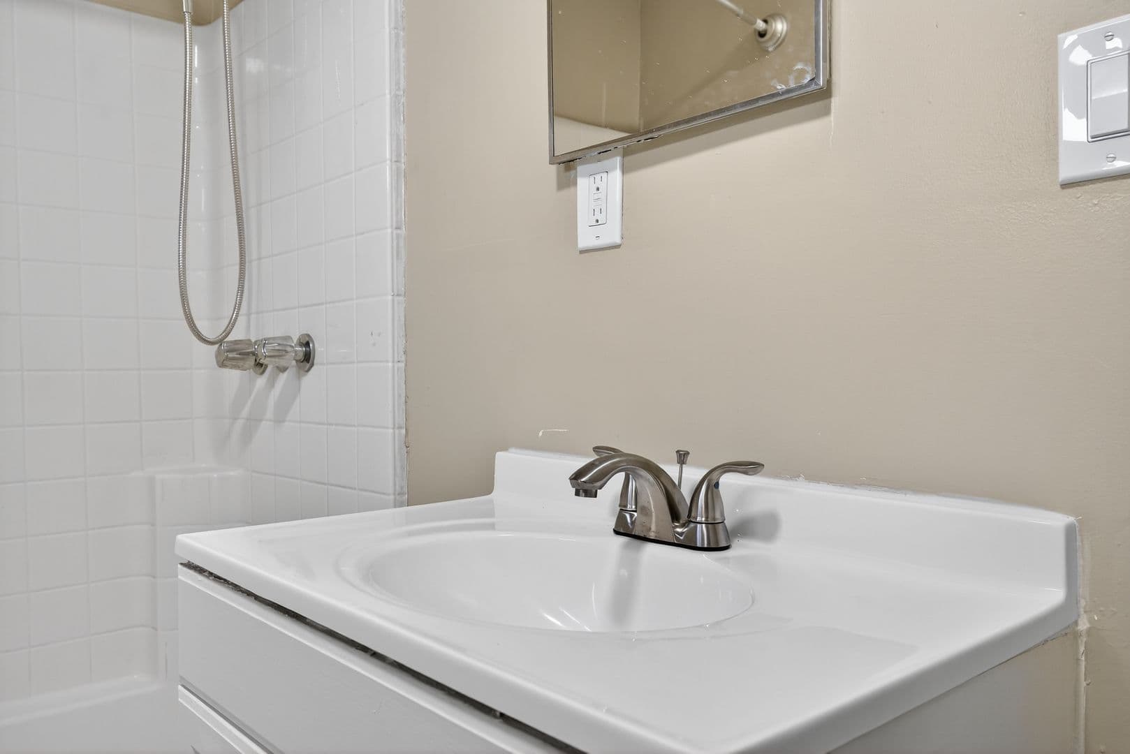 Los Angeles Apartment: 429 East 49th St.