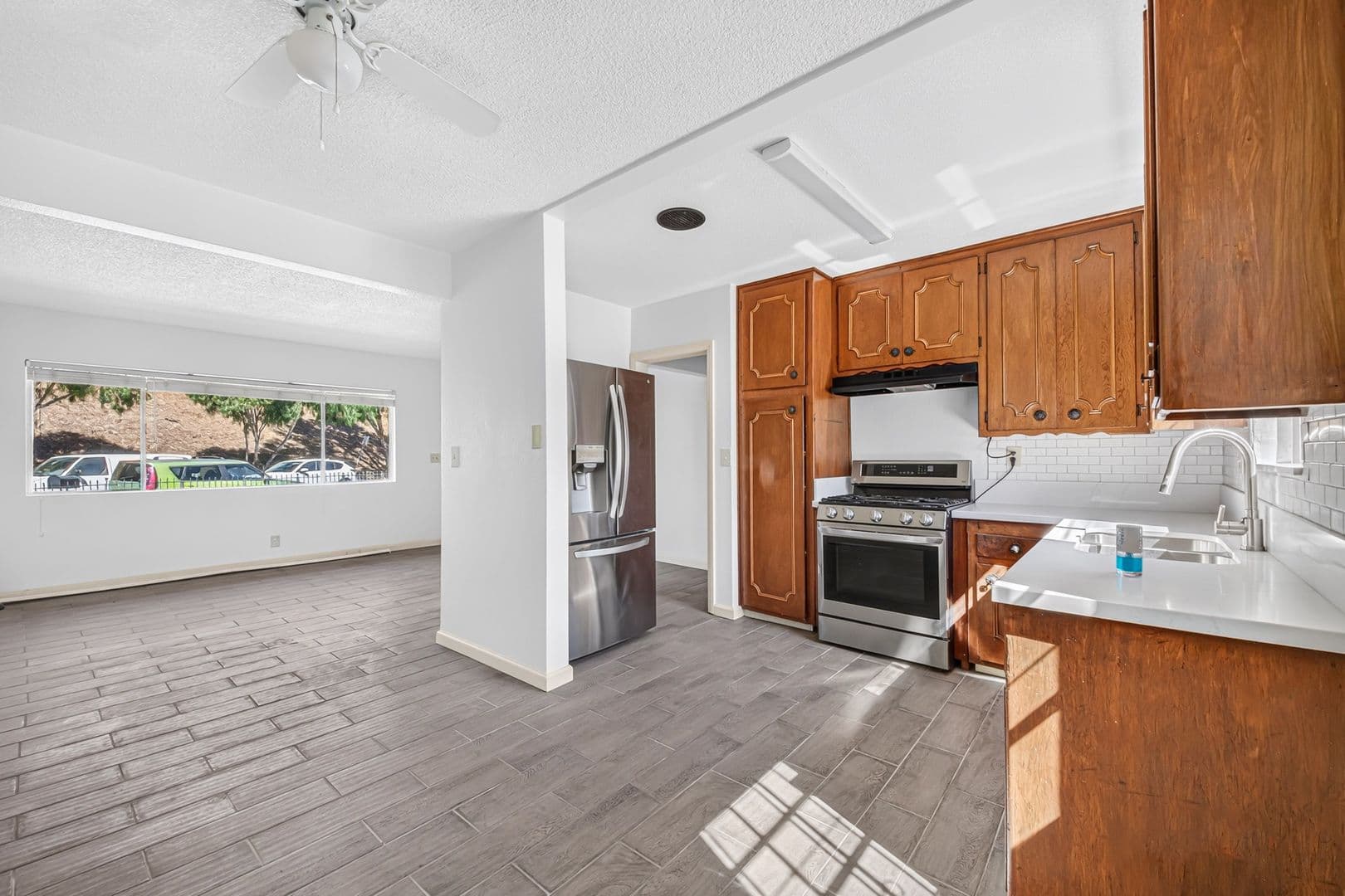 Long Beach Apartment: 328 E 49th St