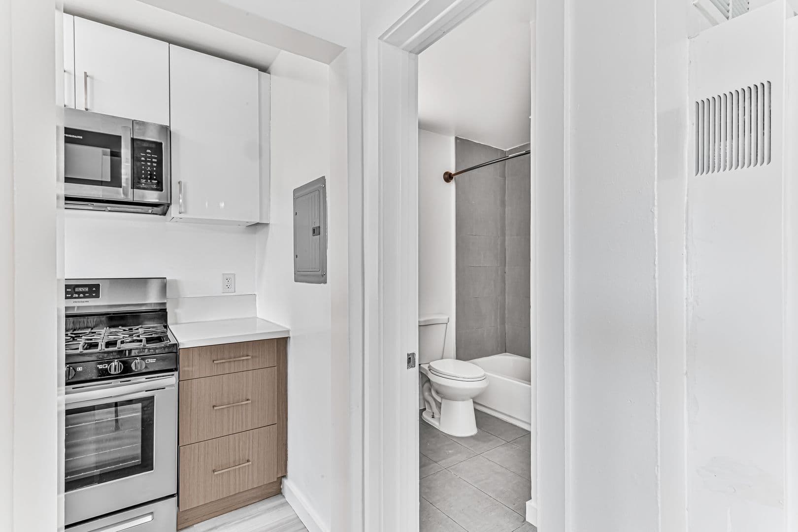 Los Angeles Apartment: 5005 August St