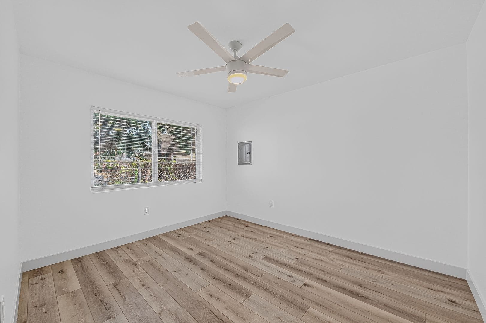 Long Beach Apartment: 933 Alamitos Ave