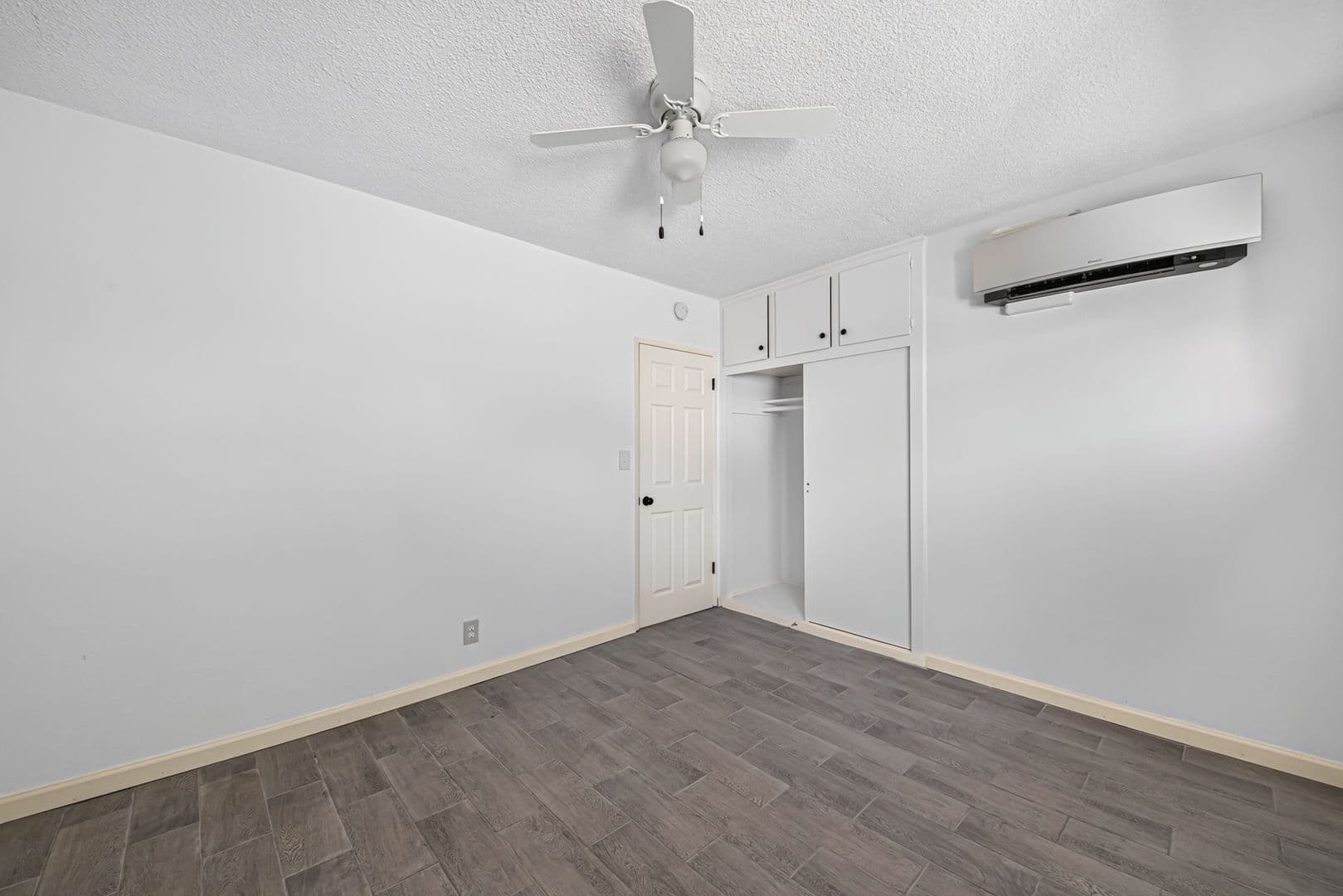 Long Beach Apartment: 328 E 49th St