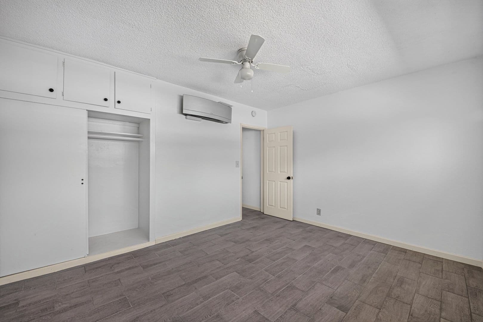 Long Beach Apartment: 328 E 49th St
