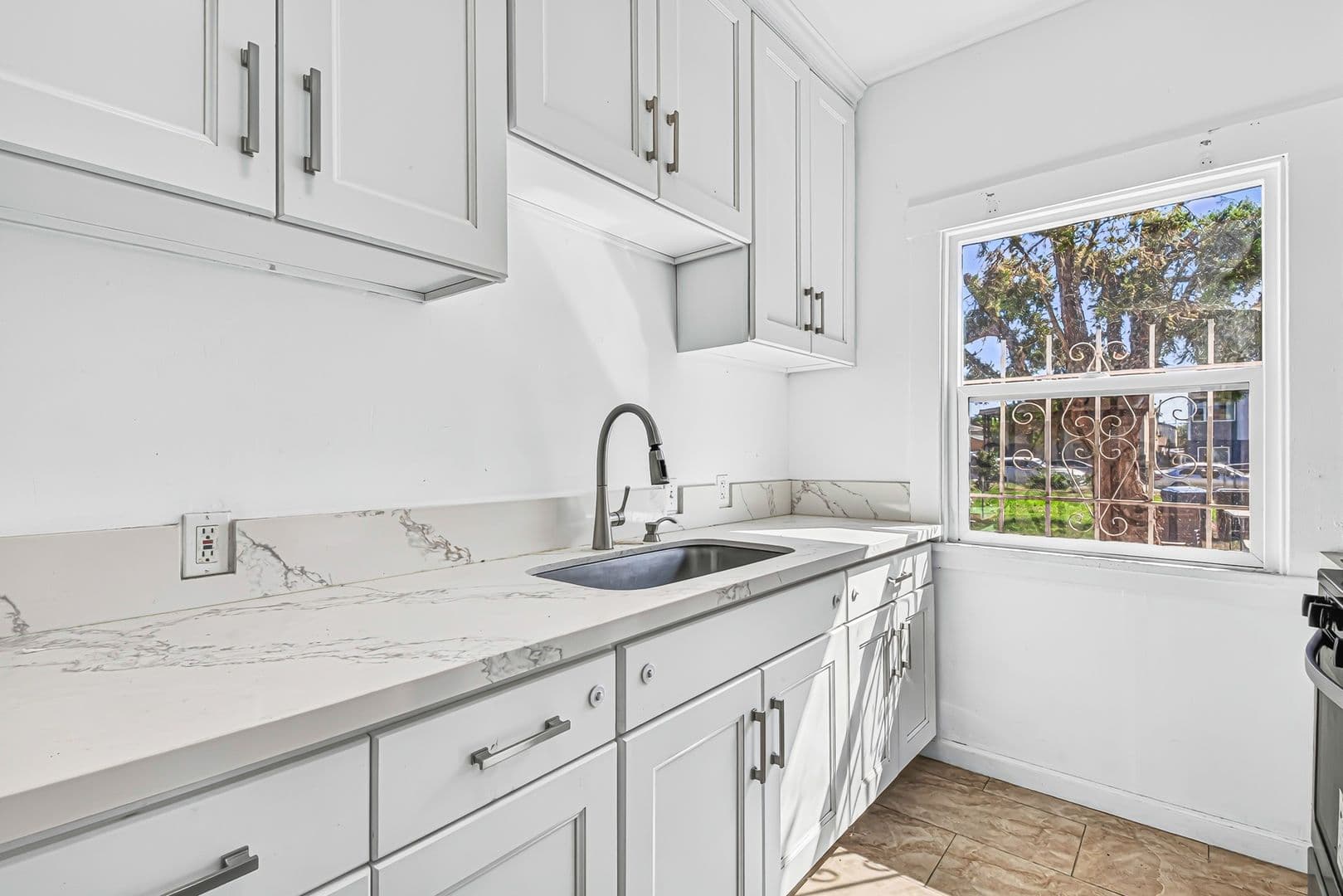 Long Beach Apartment: 1331 W 19th St
