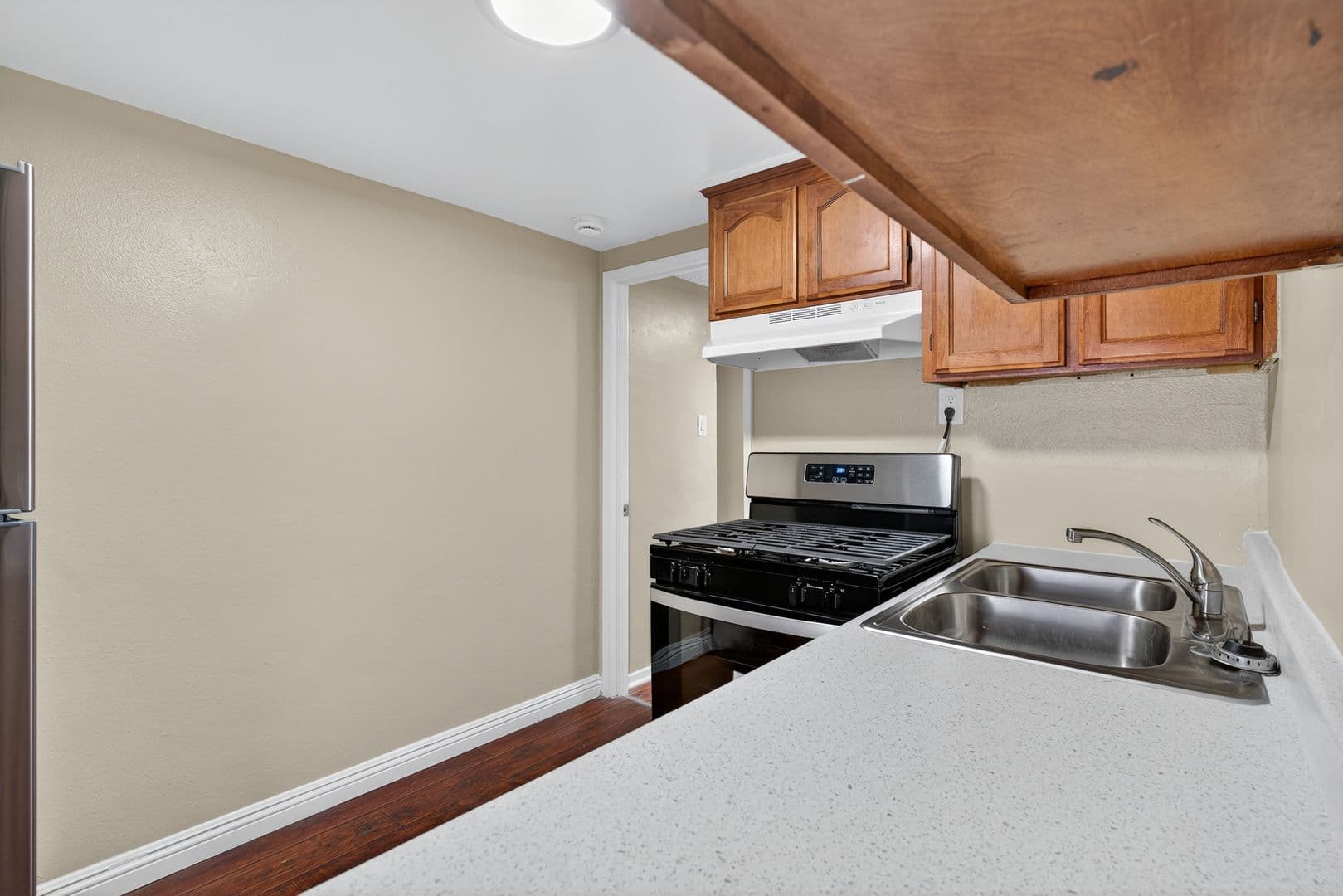 Los Angeles Apartment: 429 East 49th St.