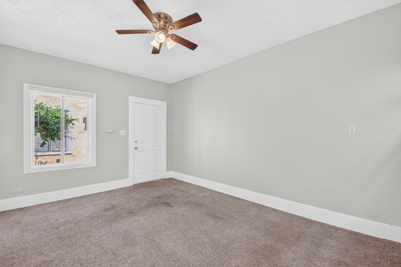 Long Beach Apartment: 1074 Obispo Ave