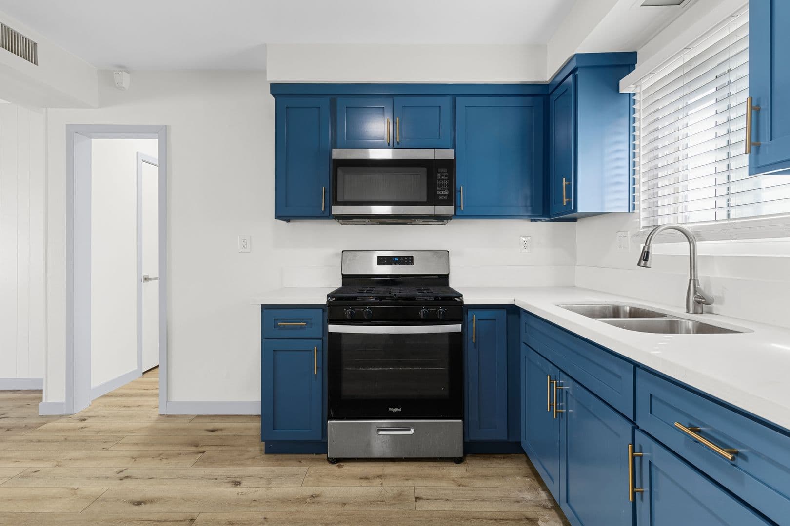 Inglewood Apartment: 112 E Buckthorn Street