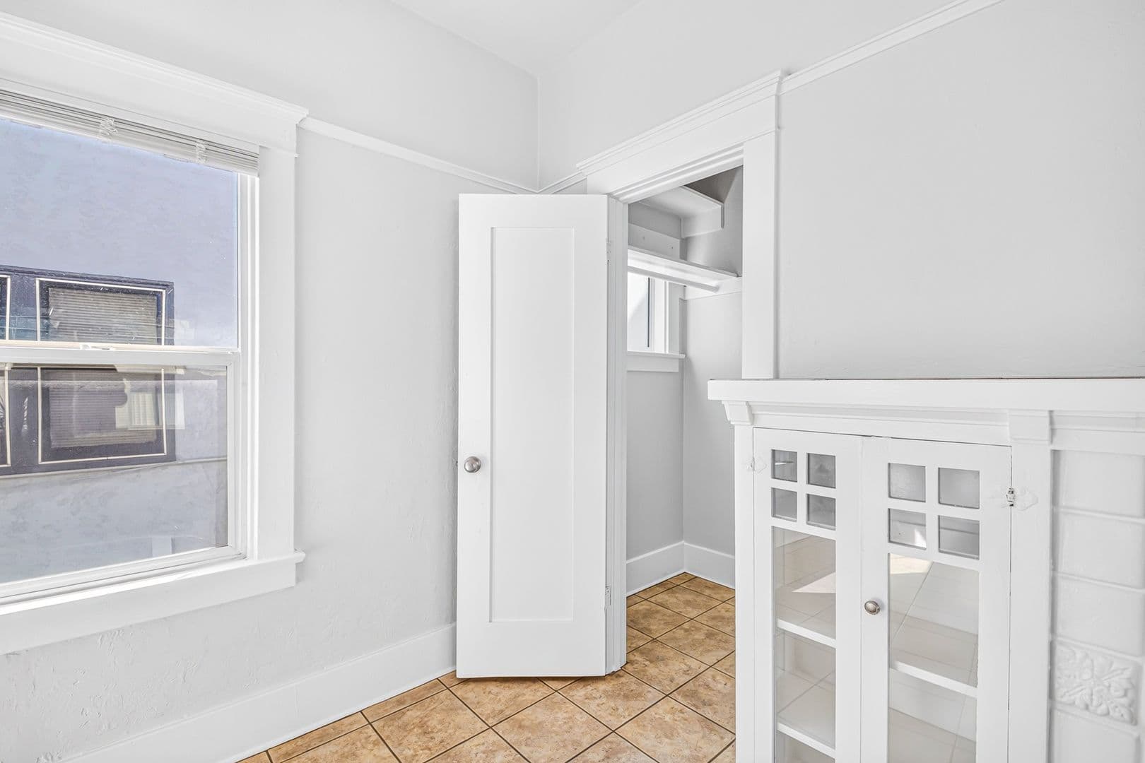 Long Beach Apartment: 1049 E 5th Street