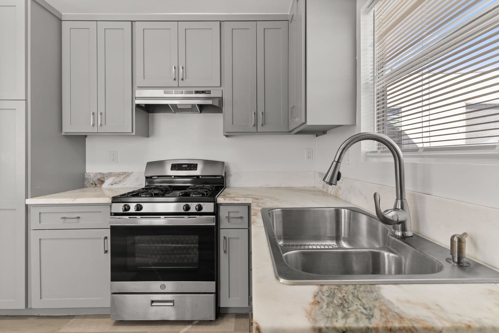 Los Angeles Apartment: 11116 Berendo Avenue
