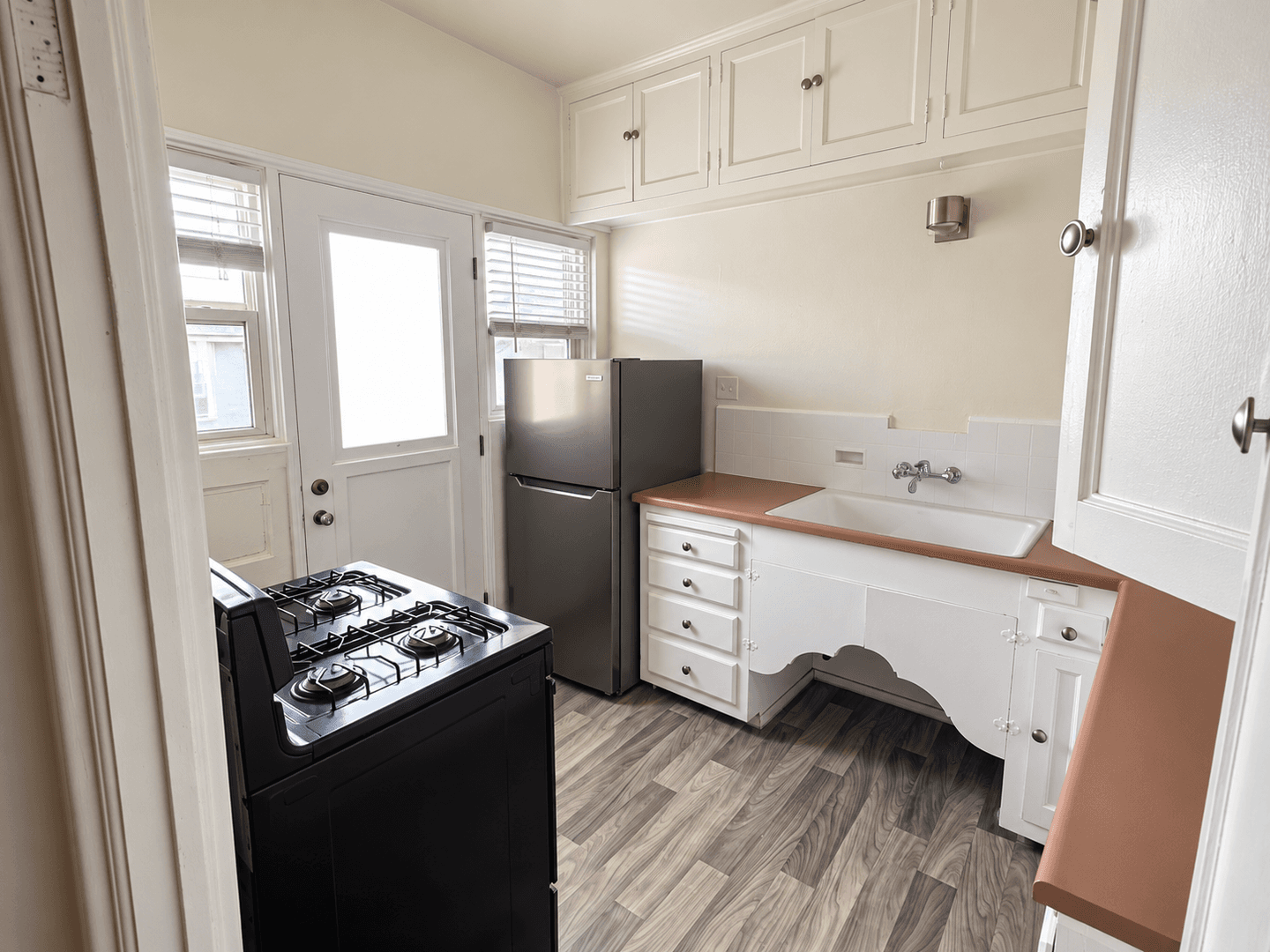 Long Beach Apartment: 2200 Chestnut Ave / 321-329 W Hill St