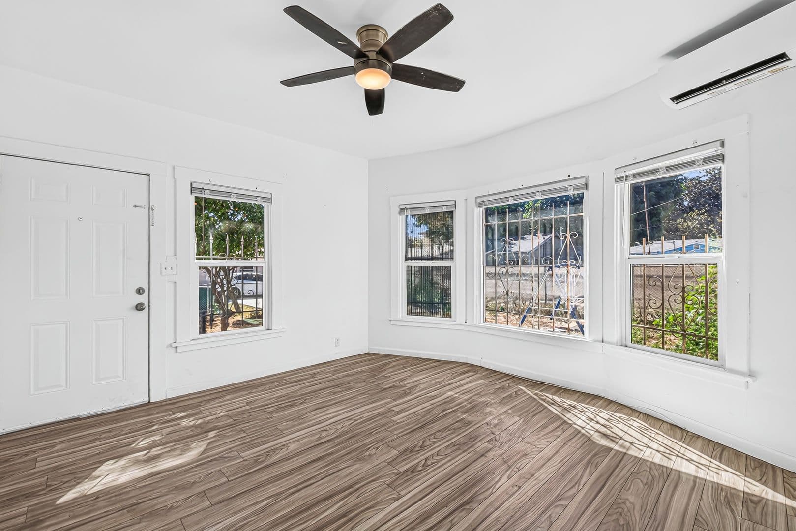 Long Beach Apartment: 1331 W 19th St