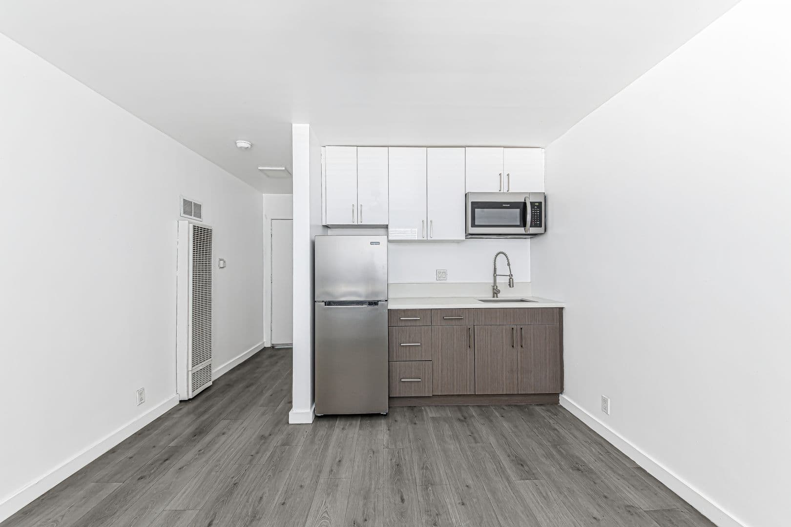 Los Angeles Apartment: 5005 August St