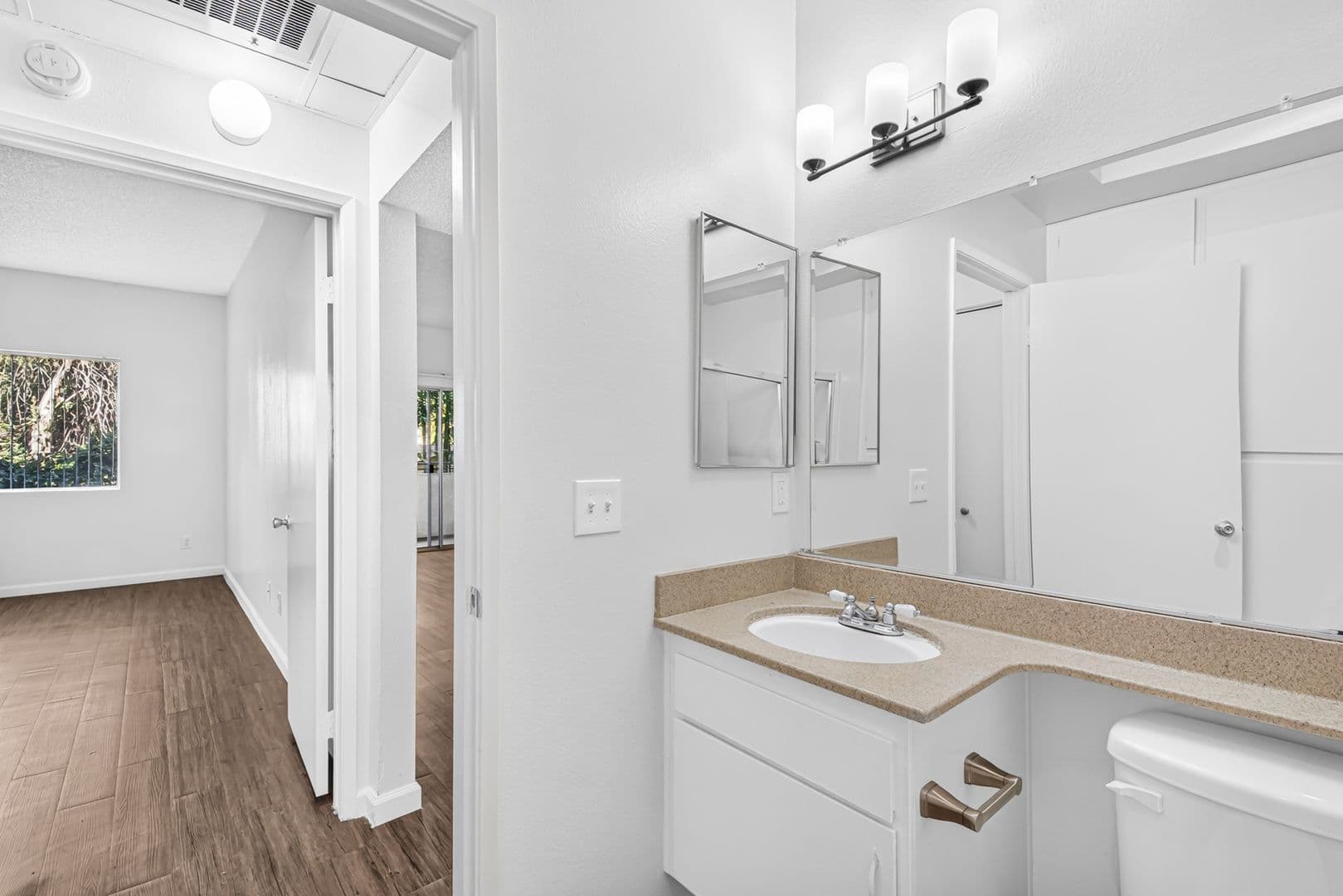 Los Angeles Apartment: 10749 Francis Pl