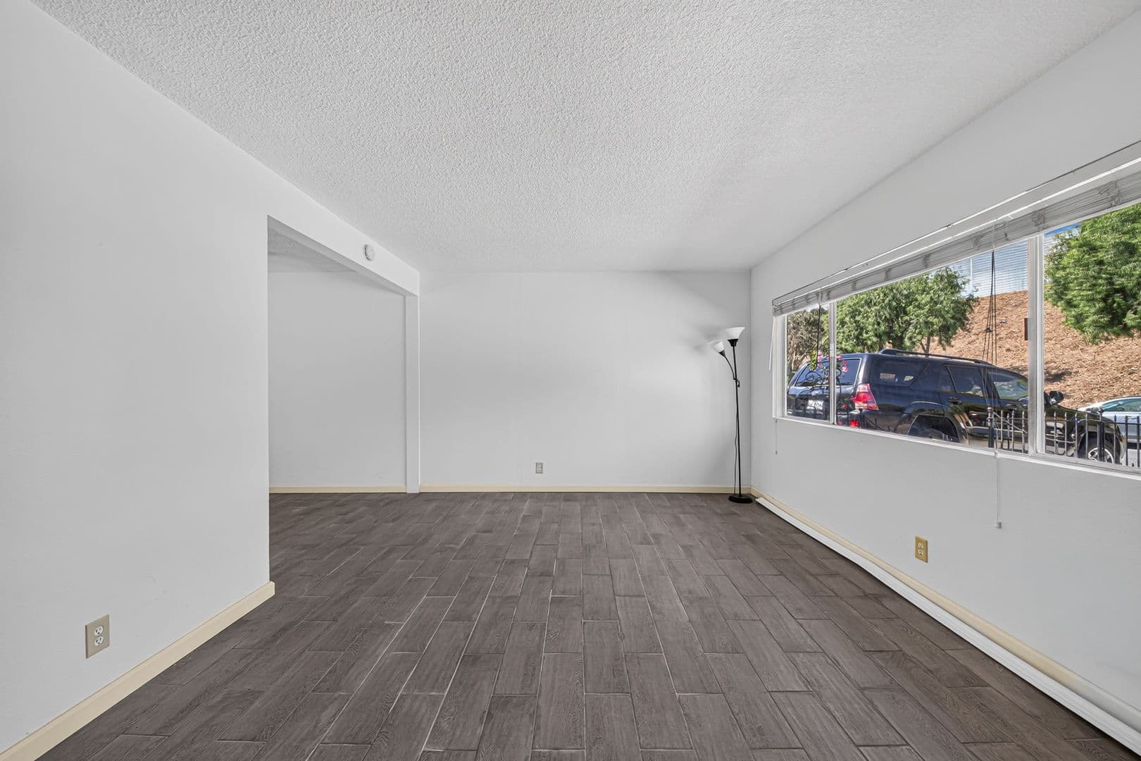 Long Beach Apartment: 328 E 49th St