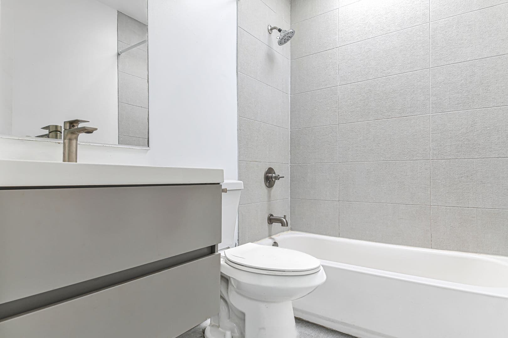 Los Angeles Apartment: 5005 August St