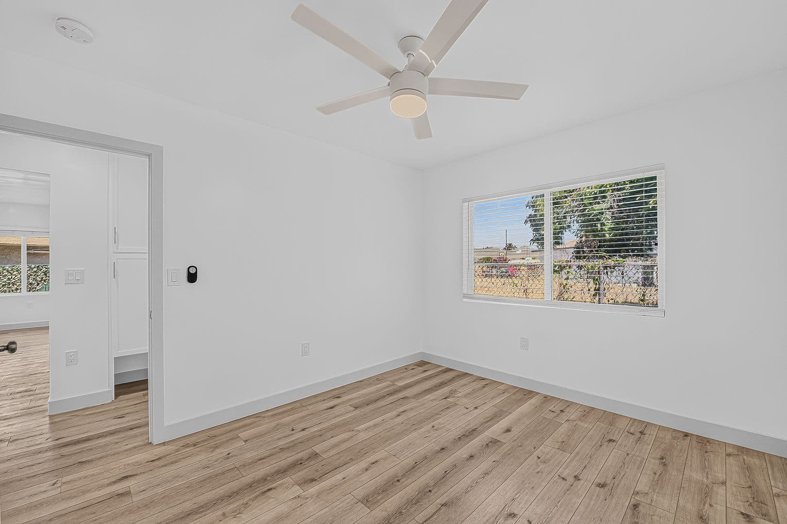 Long Beach Apartment: 933 Alamitos Ave