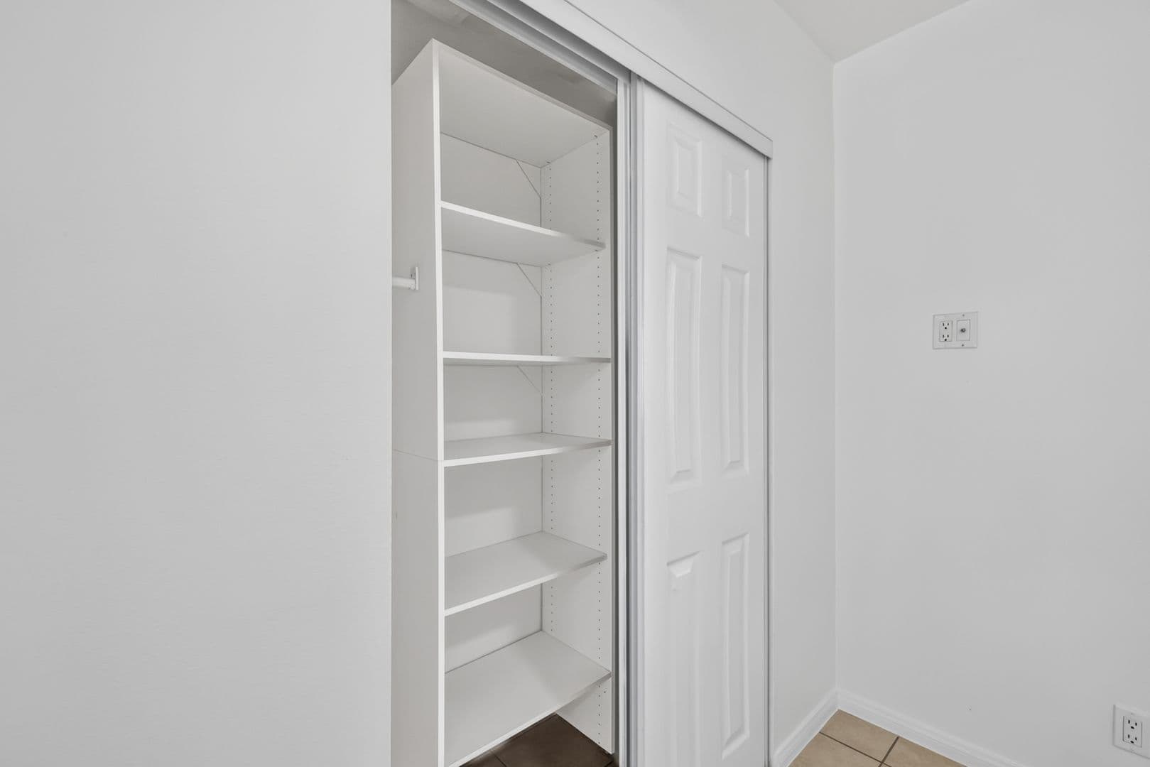 Long Beach Apartment: 67 Alamitos Ave