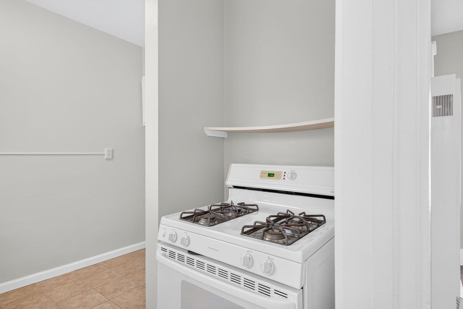 Long Beach Apartment: 1074 Obispo Ave