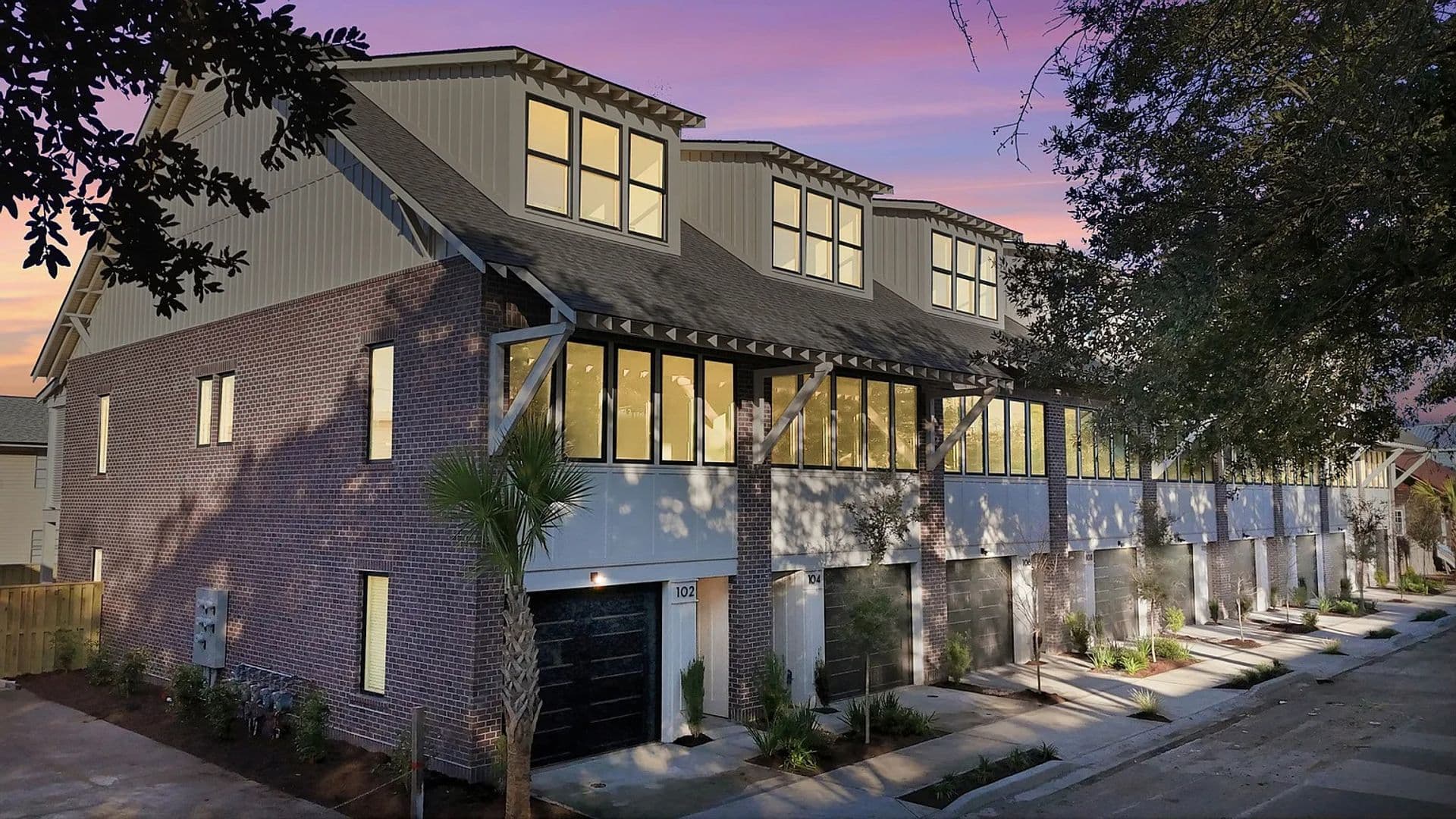 Savannah Townhome: 102-118 Pearl Street