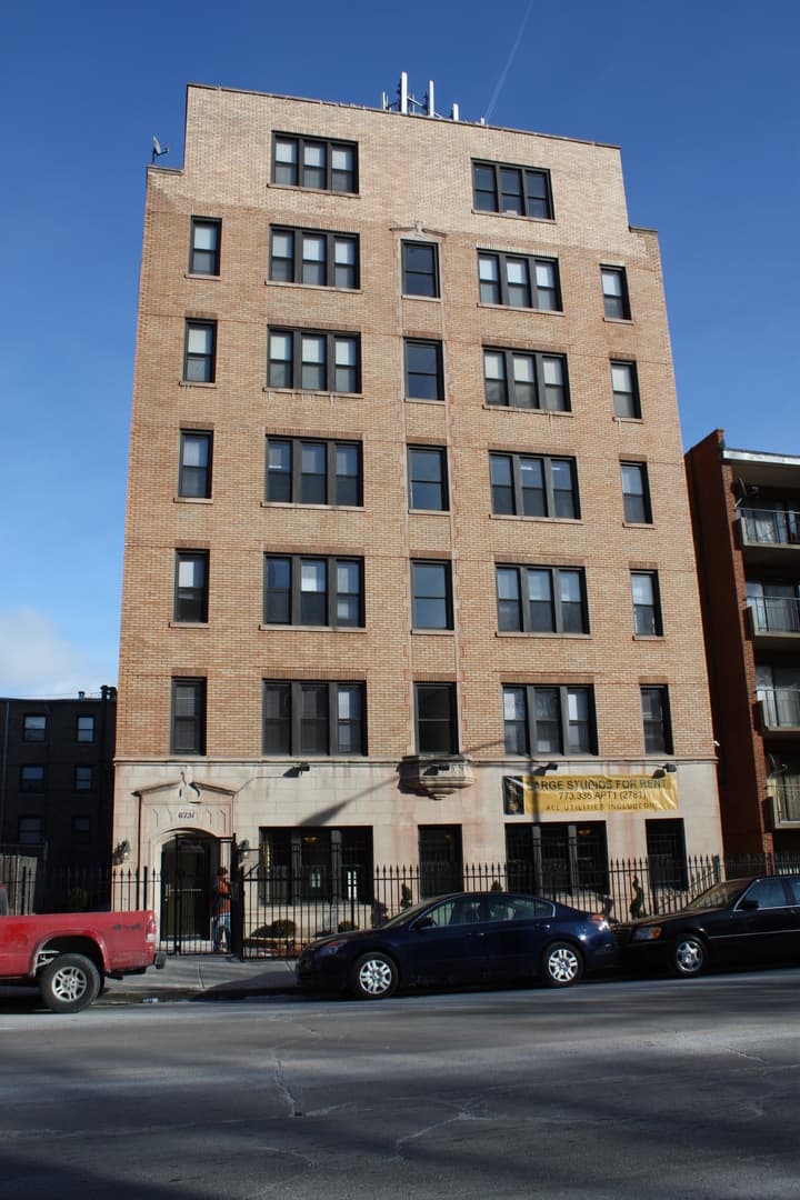 Chicago Apartment: 6731 S Jeffery Blvd
