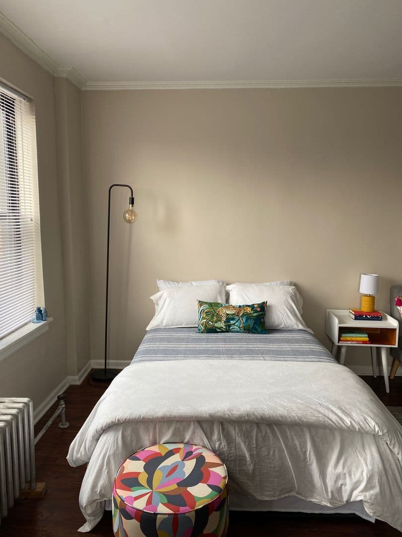 Chicago Apartment: 6731 S Jeffery Blvd
