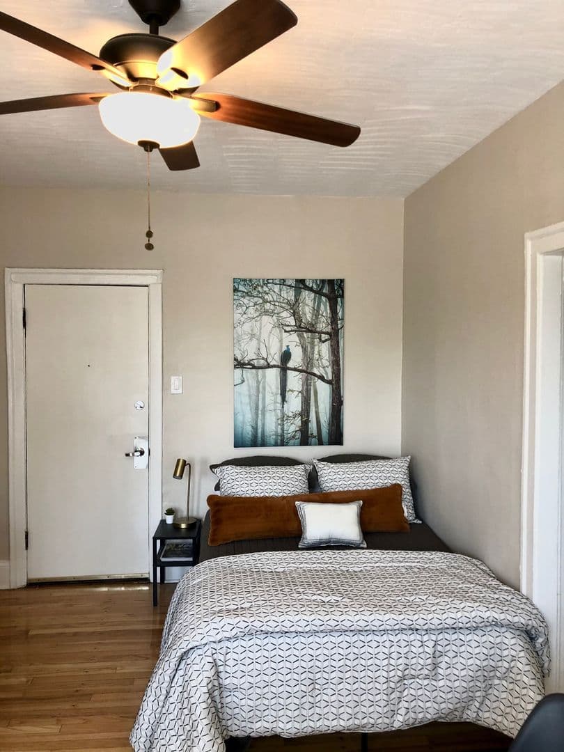 Chicago Apartment: 5424 S. Cornell Ave